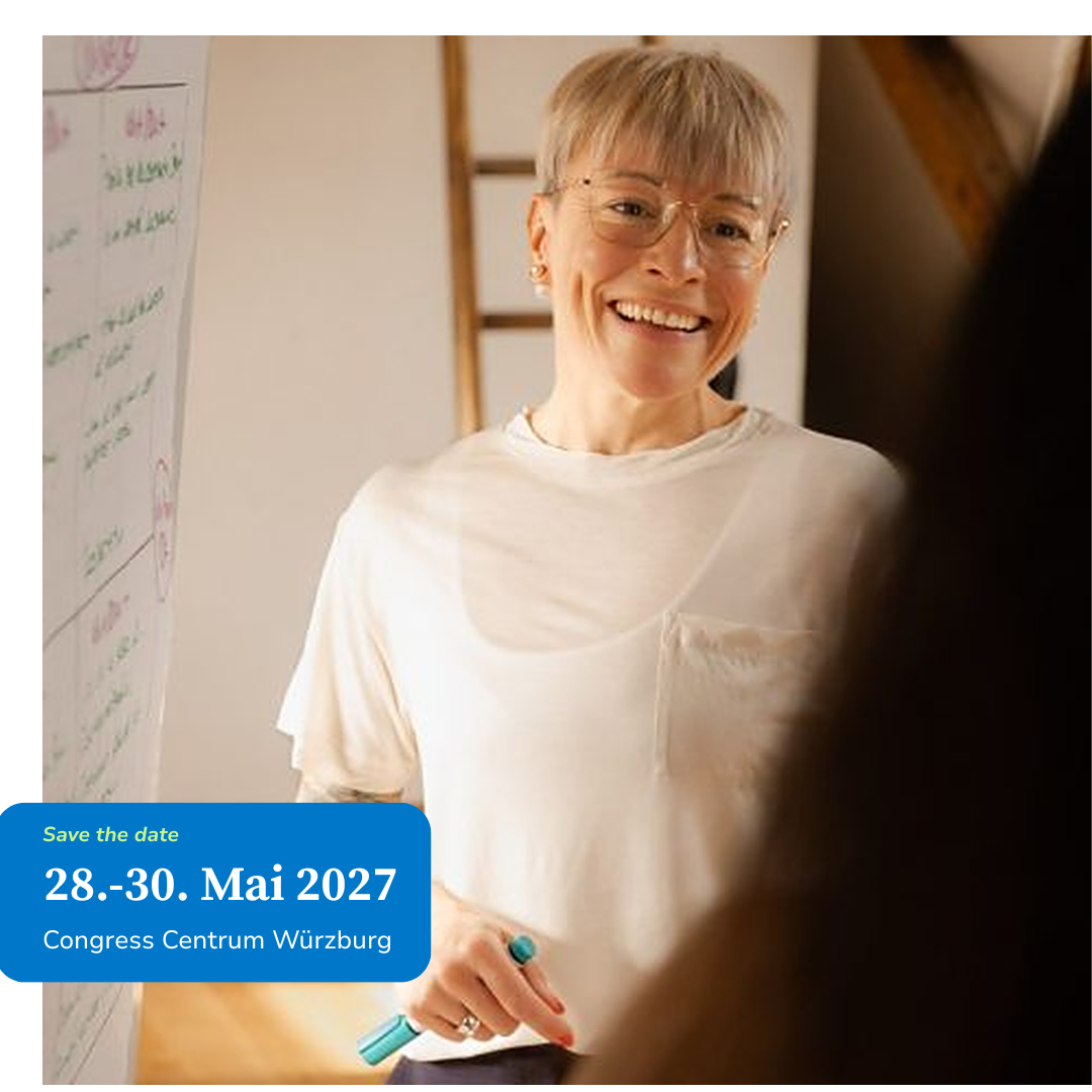 Kursleiterin Nadine Hönich lacht im Seminarraum