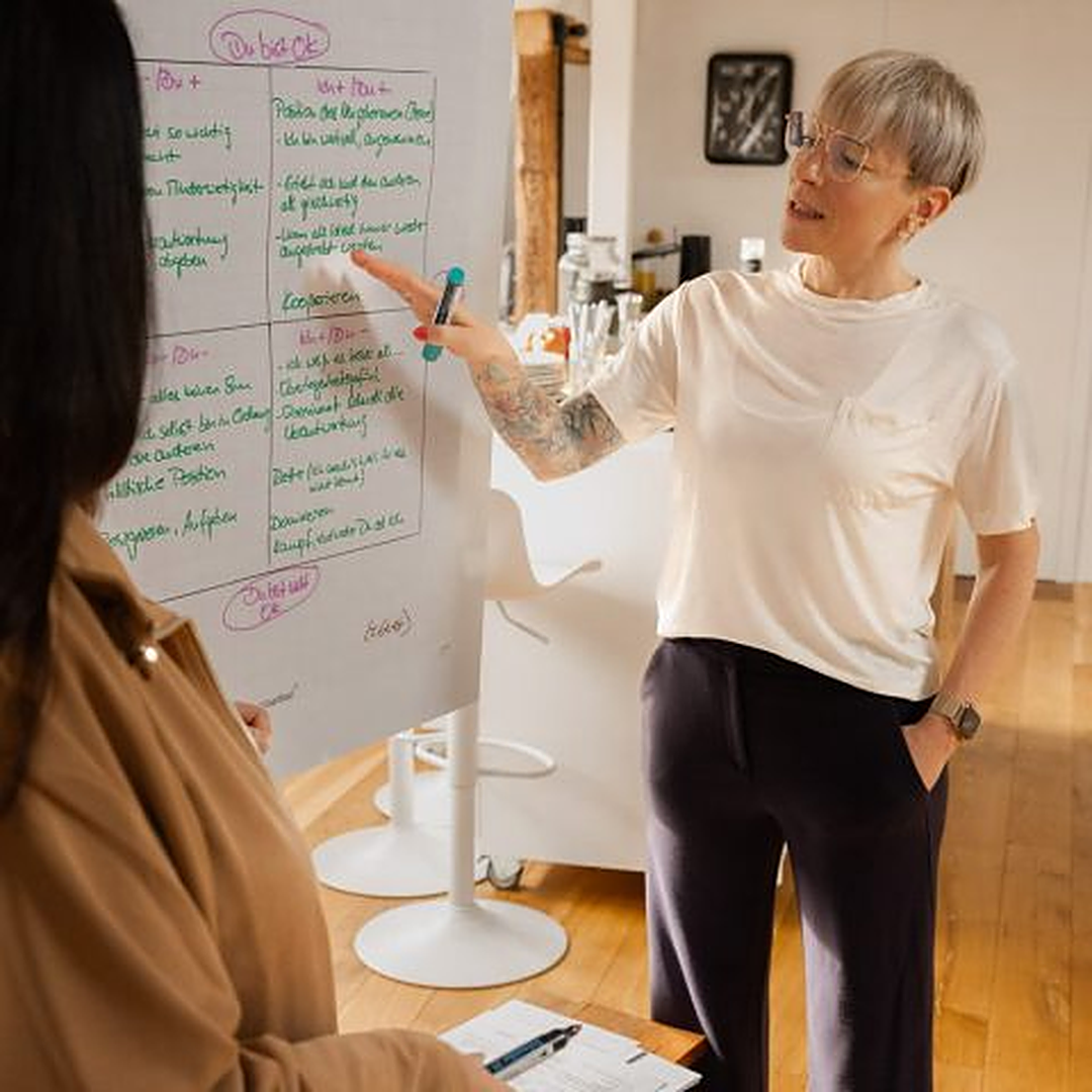 Nadine Hönich erklärt ein Modell am Flipchart